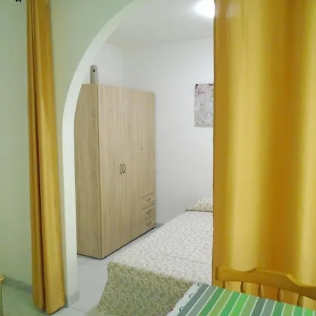 With One Bedroom In Arona, With Wifi - 500 M From The * ארונה