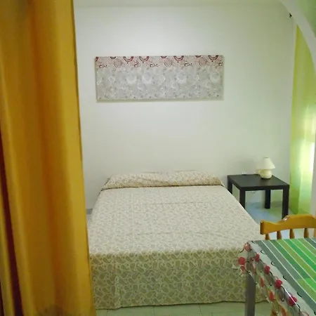 With One Bedroom In Arona, With Wifi - 500 M From The * ארונה