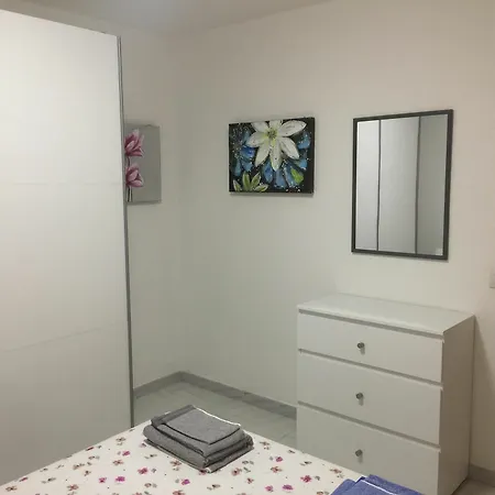With One Bedroom In Arona, With Wifi - 500 M From The דירה *